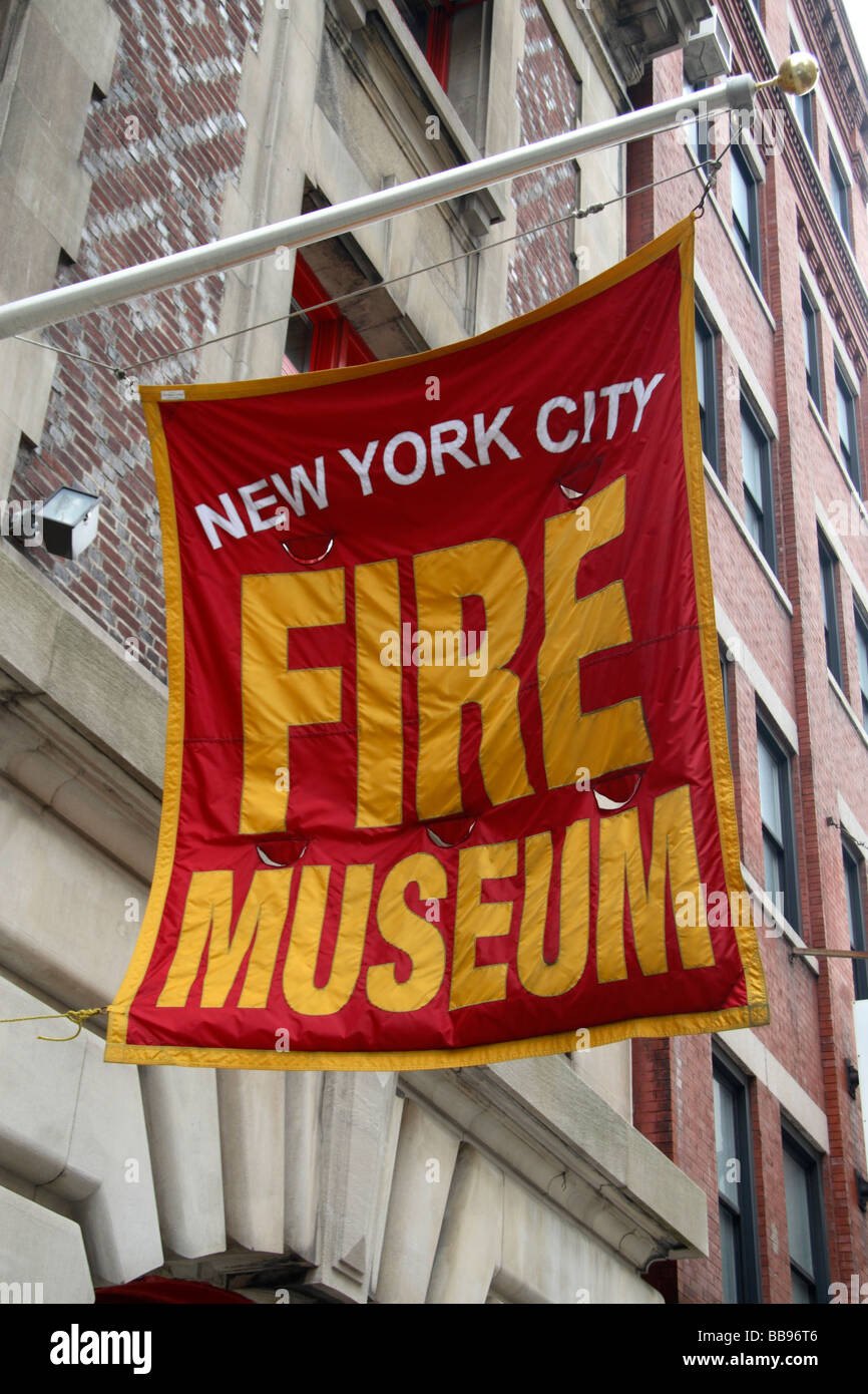 Una bandiera sopra l'ingresso per il New York City Fire Museum di Manhattan. Foto Stock
