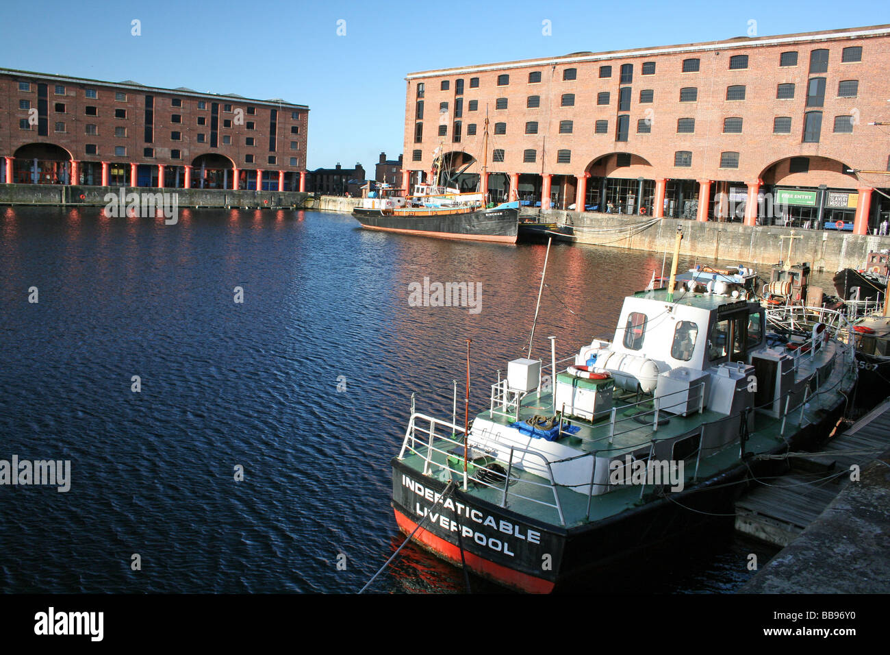 Rimorchiatore barche ormeggiate presso la Albert Dock, Liverpool, Merseyside, Regno Unito Foto Stock