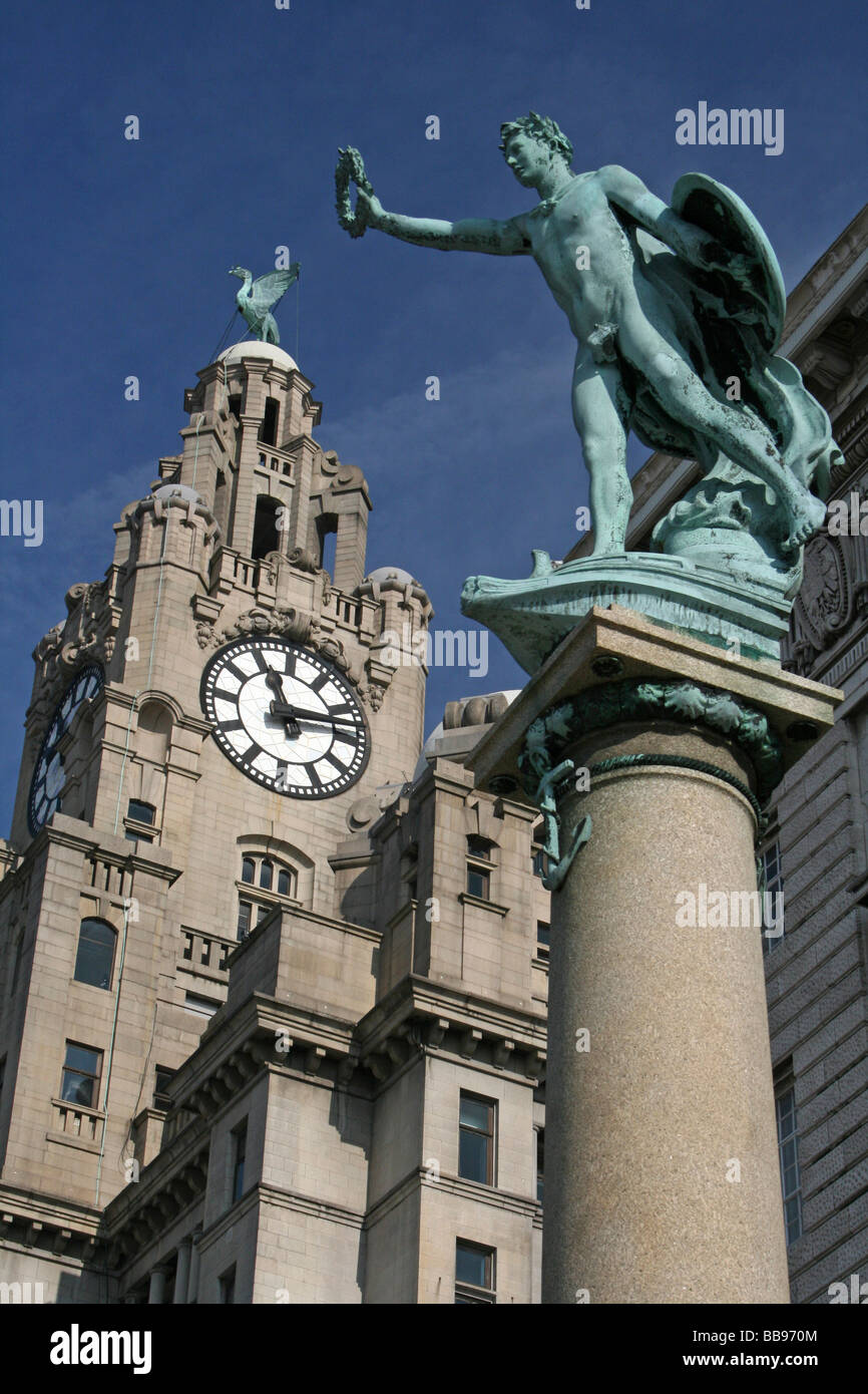 Statua, la Torre dell Orologio e uccelli di fegato, il Royal Liver Building, Liverpool, Merseyside, Regno Unito Foto Stock