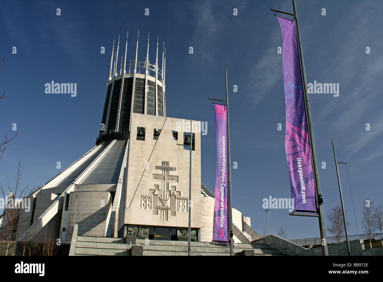 Capitale della Cultura bandiere al di fuori del Liverpool Cattedrale Metropolitana di Cristo Re, Merseyside, Regno Unito Foto Stock