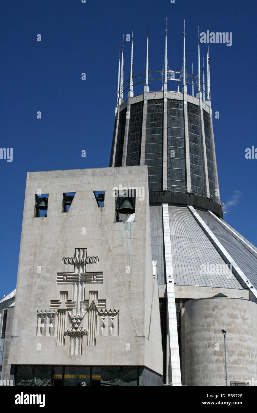 In prossimità delle campane e la guglia del Liverpool Cattedrale Metropolitana di Cristo Re, Merseyside, Regno Unito Foto Stock