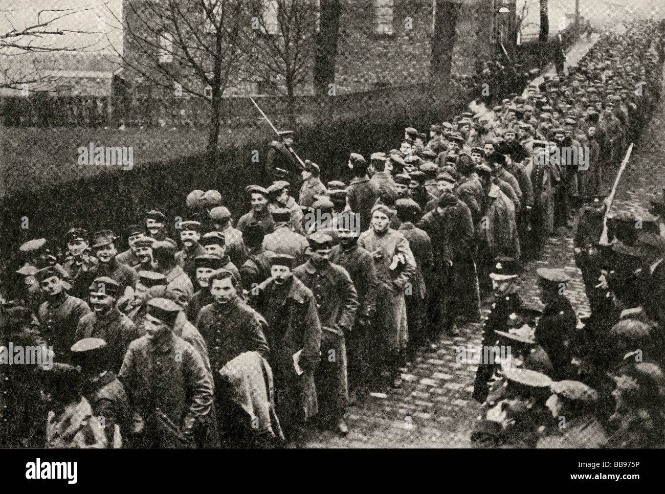 Prigionieri tedeschi da Neuve Chapelle. Catturate i tedeschi passando attraverso Handforth, Lancashire sul loro modo di un accampamento di PRIGIONIERO DI GUERRA. Foto Stock