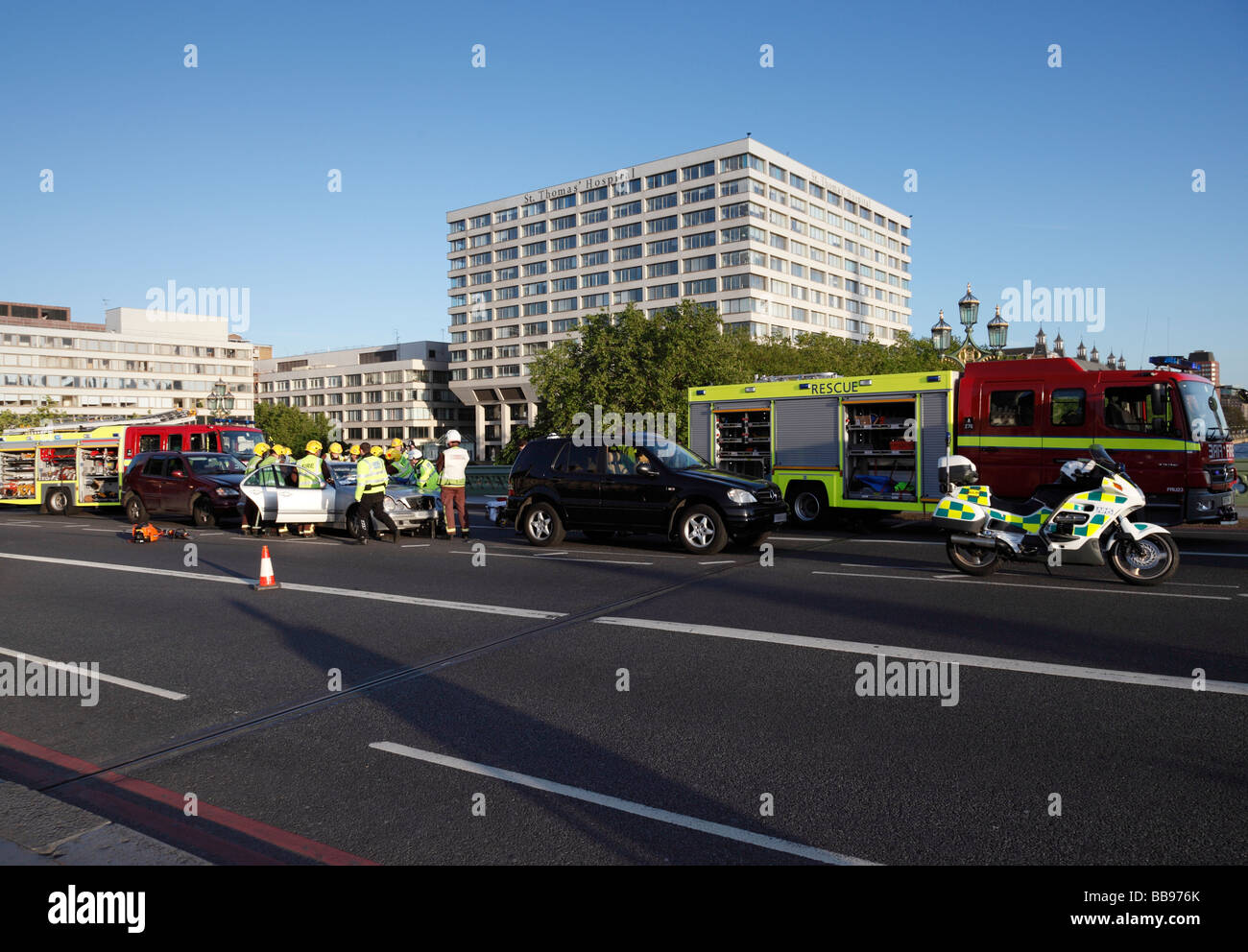 Servizi di emergenza che frequentano la scena di un incidente. Westminster, Londra, Inghilterra, Regno Unito. Foto Stock
