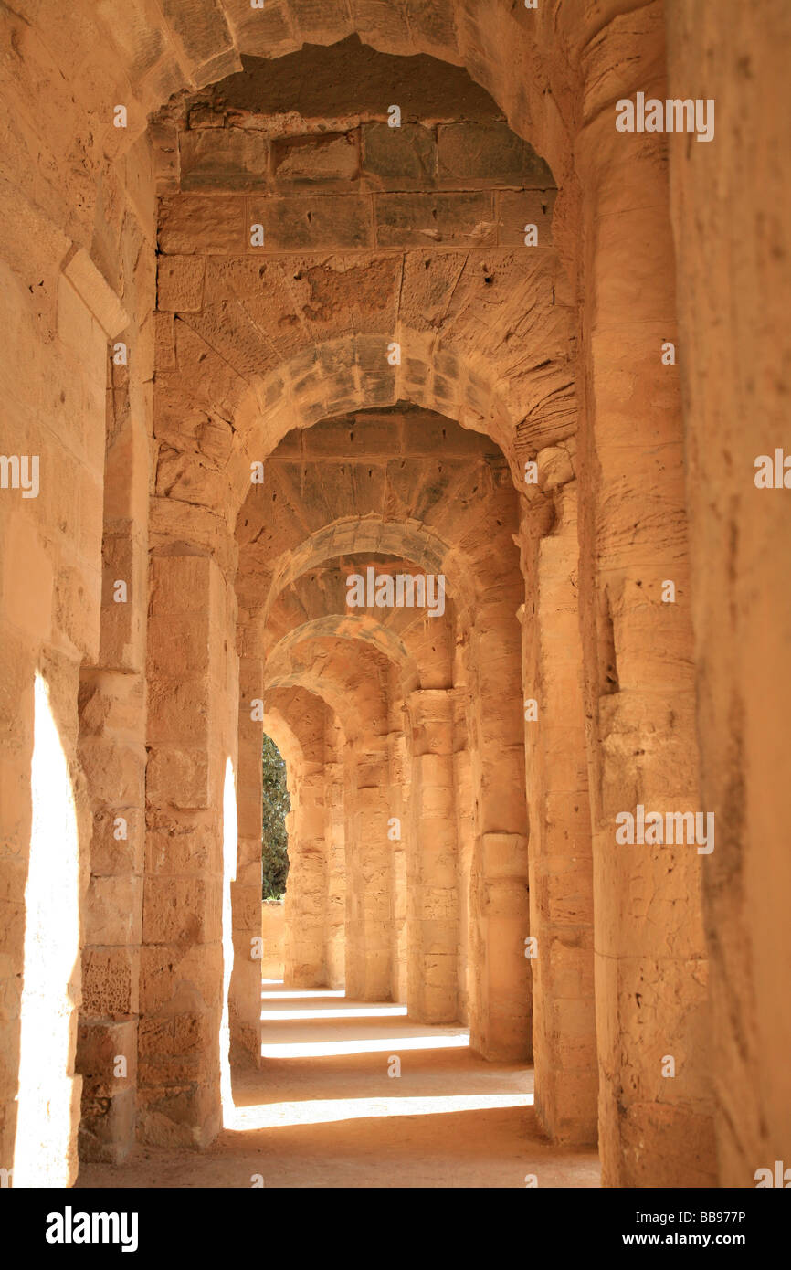 Il mondo è la terza più grande antico anfiteatro romano di El Djem, Tunisia Foto Stock