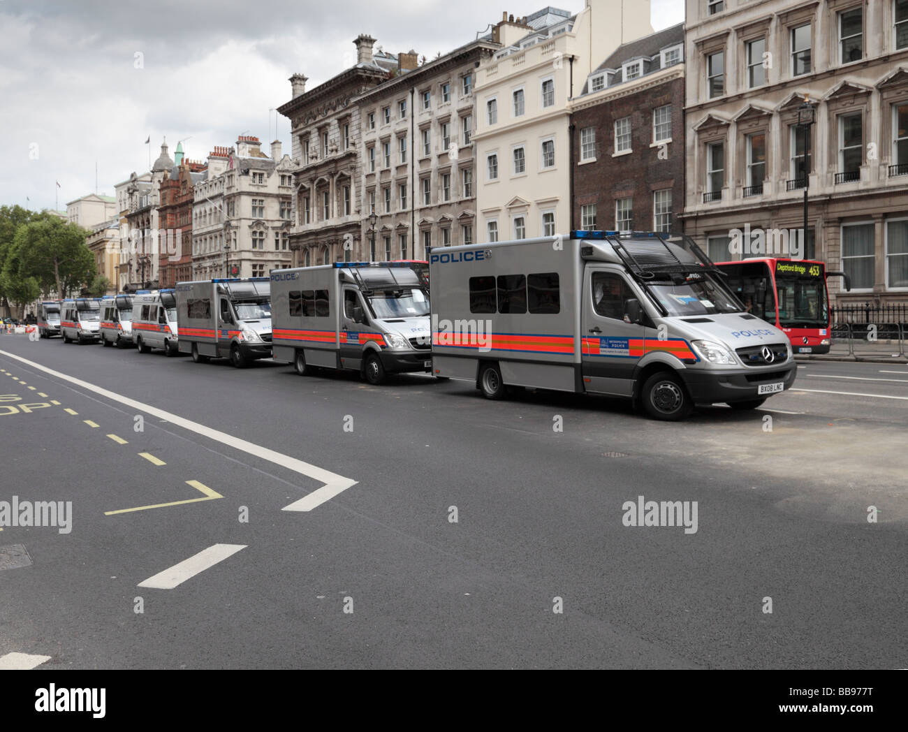 Riga della Metropolitan Police furgoni. Whitehall Londra Inghilterra REGNO UNITO Foto Stock