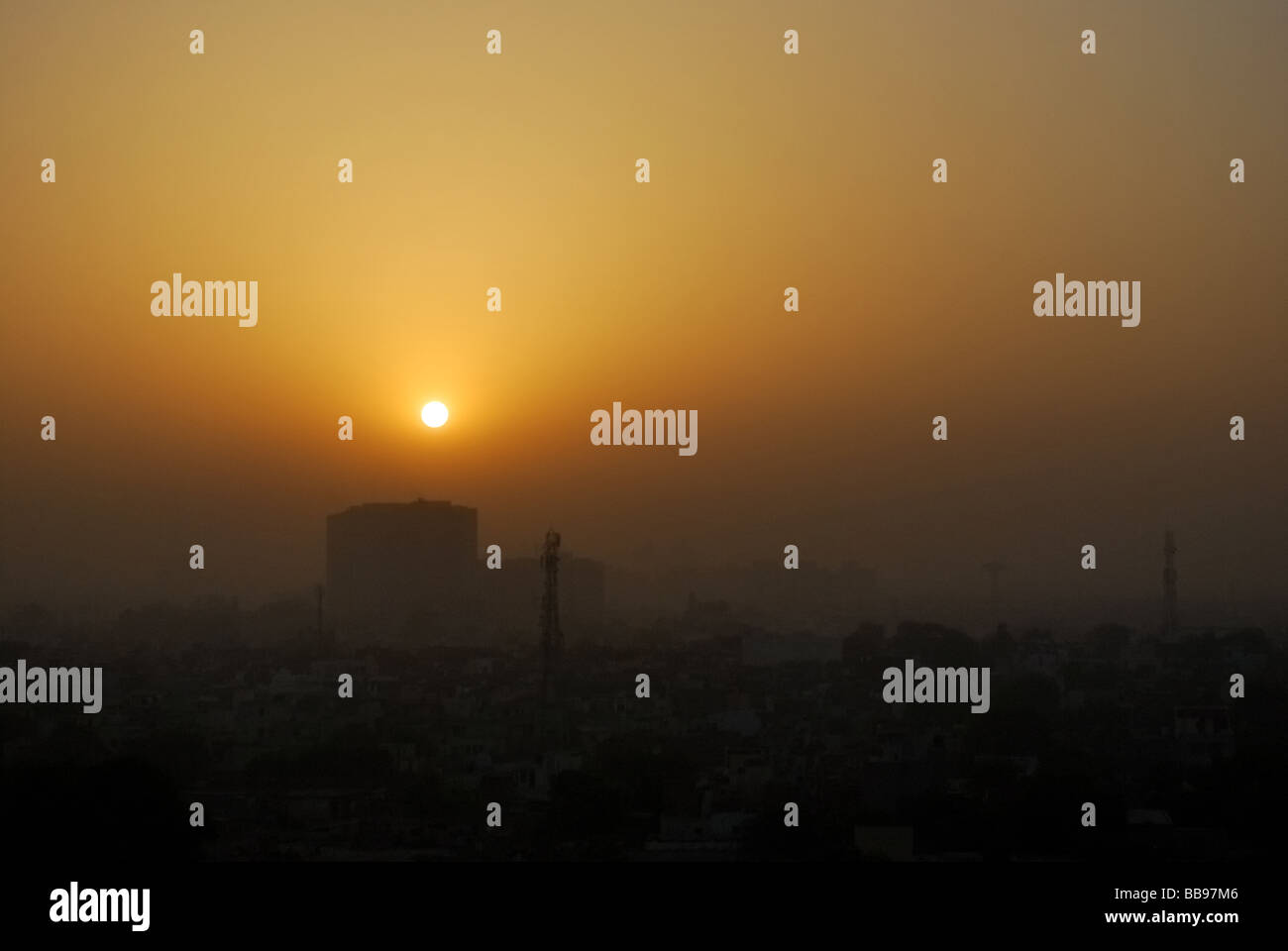 Sunrise over Gurgaon, a sud-ovest di Delhi, India, uno di fast aree in crescita in tutto il mondo. Foto Stock