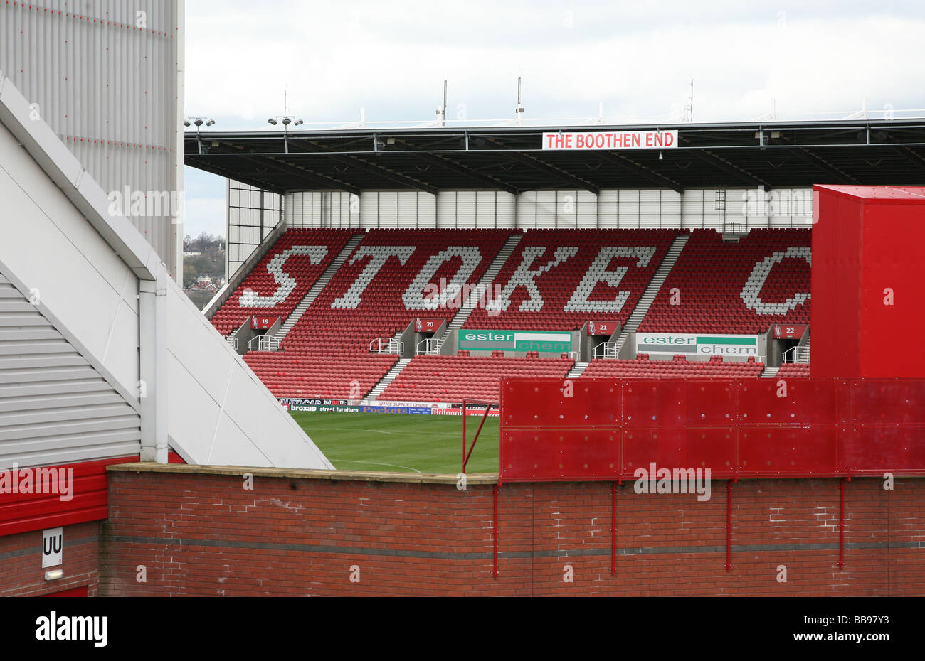 L'ex Britannia Stadium, casa di Stoke City Football Club (con gap in stand, ora riempito con nuova tribuna) Foto Stock