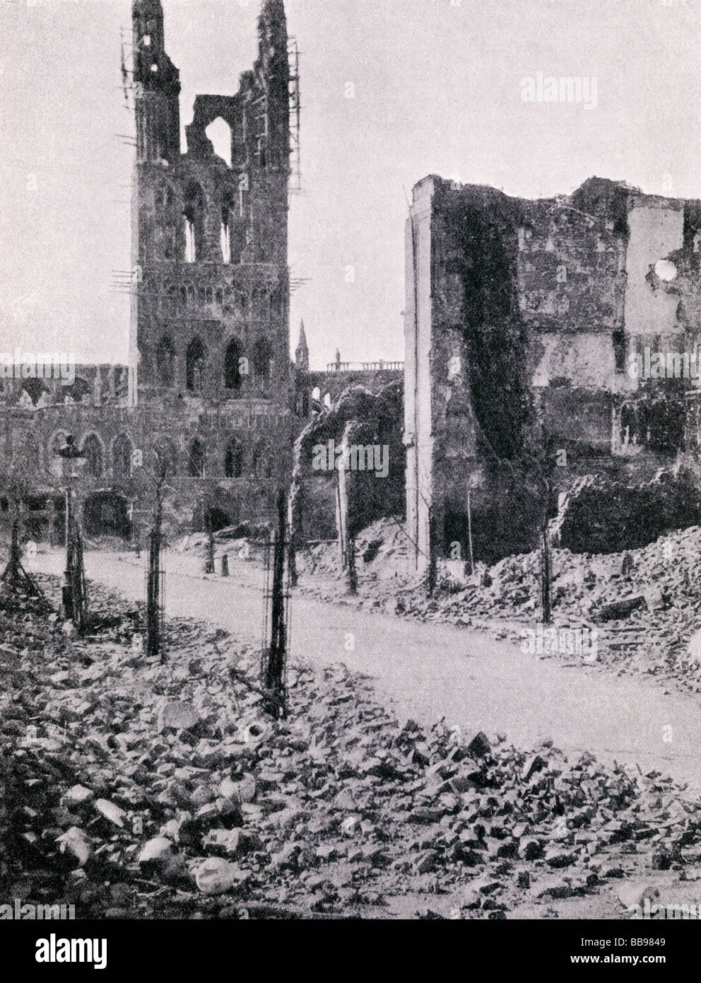 La torre in rovina del panno Hall ad Ypres, 1915. Foto Stock