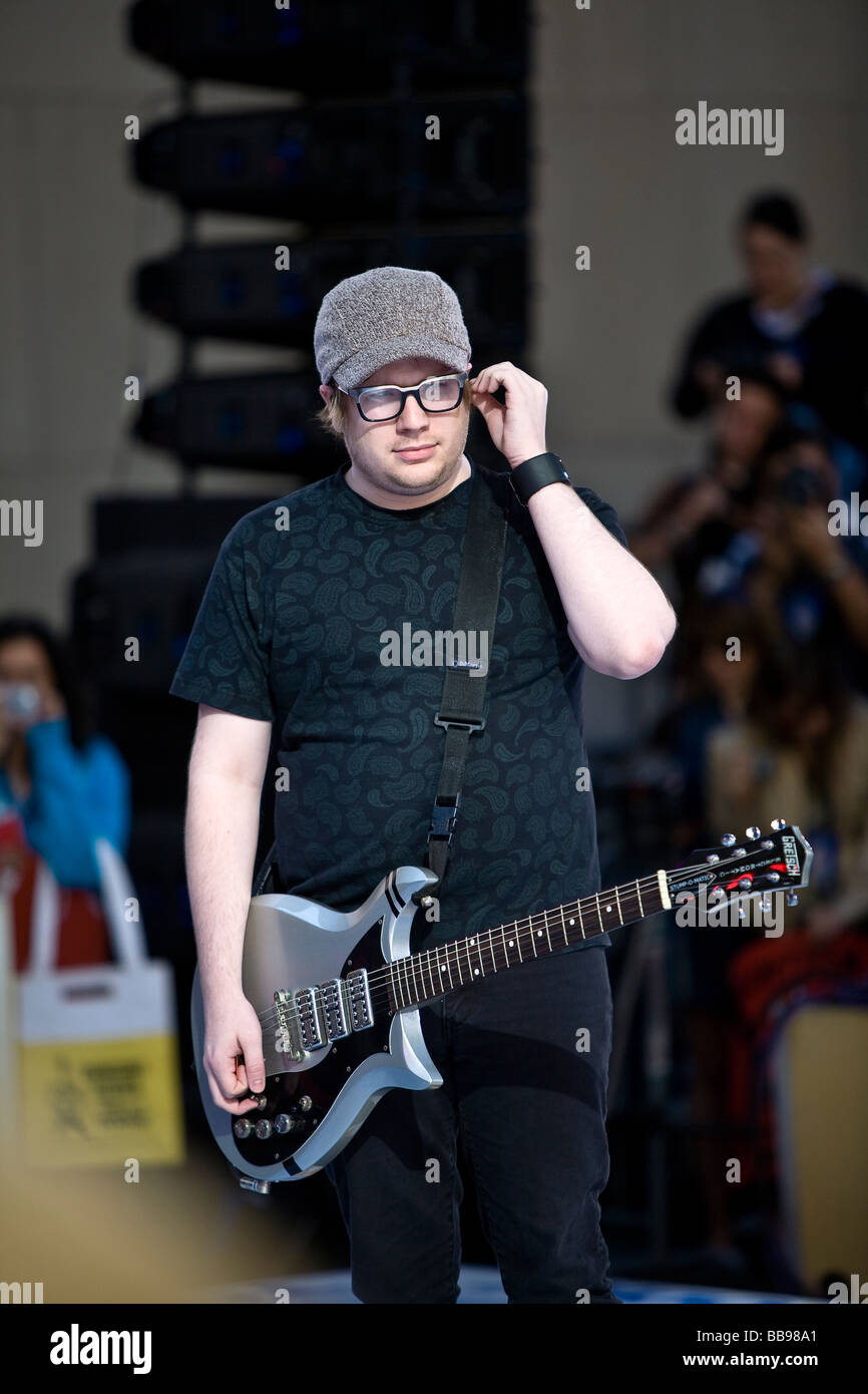 NEW YORK, 22 maggio Pete Wentz Patrick Stump Andy Hurley e Joe Trohman dei Fall Out Boy esegue durante la NBC Today Show Concerto Foto Stock