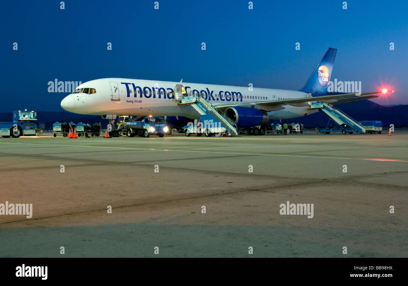 Thomas Cook aeromobile Boeing 757 sulla rampa di notte, bodrum, Turchia, Europa Foto Stock