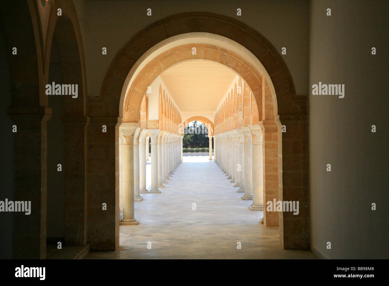 Colonnato in Presidente Habib Bourguiba il mausoleo a Monastir, Tunisia Foto Stock