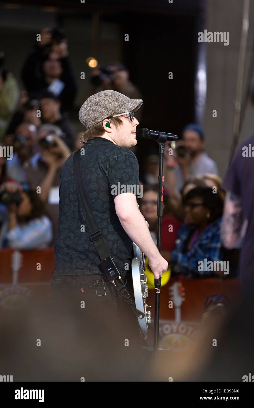 NEW YORK, 22 maggio Pete Wentz Patrick Stump Andy Hurley e Joe Trohman dei Fall Out Boy esegue durante la NBC Today Show Concerto Foto Stock