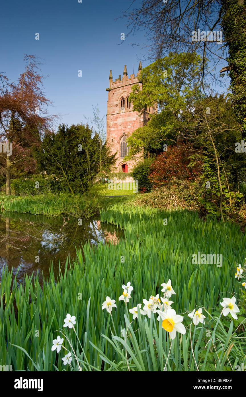 St Bertoline la chiesa parrocchiale in primavera, Barthomley, vicino a Nantwich, Cheshire, Inghilterra, Regno Unito Foto Stock