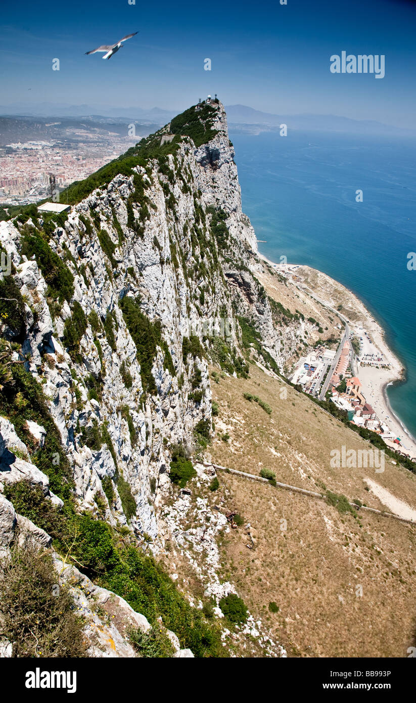 La punta settentrionale della rocca di Gibilterra guardando a Nord verso la linea adottata dalla galleria di visualizzazione sul lato superiore della roccia Foto Stock