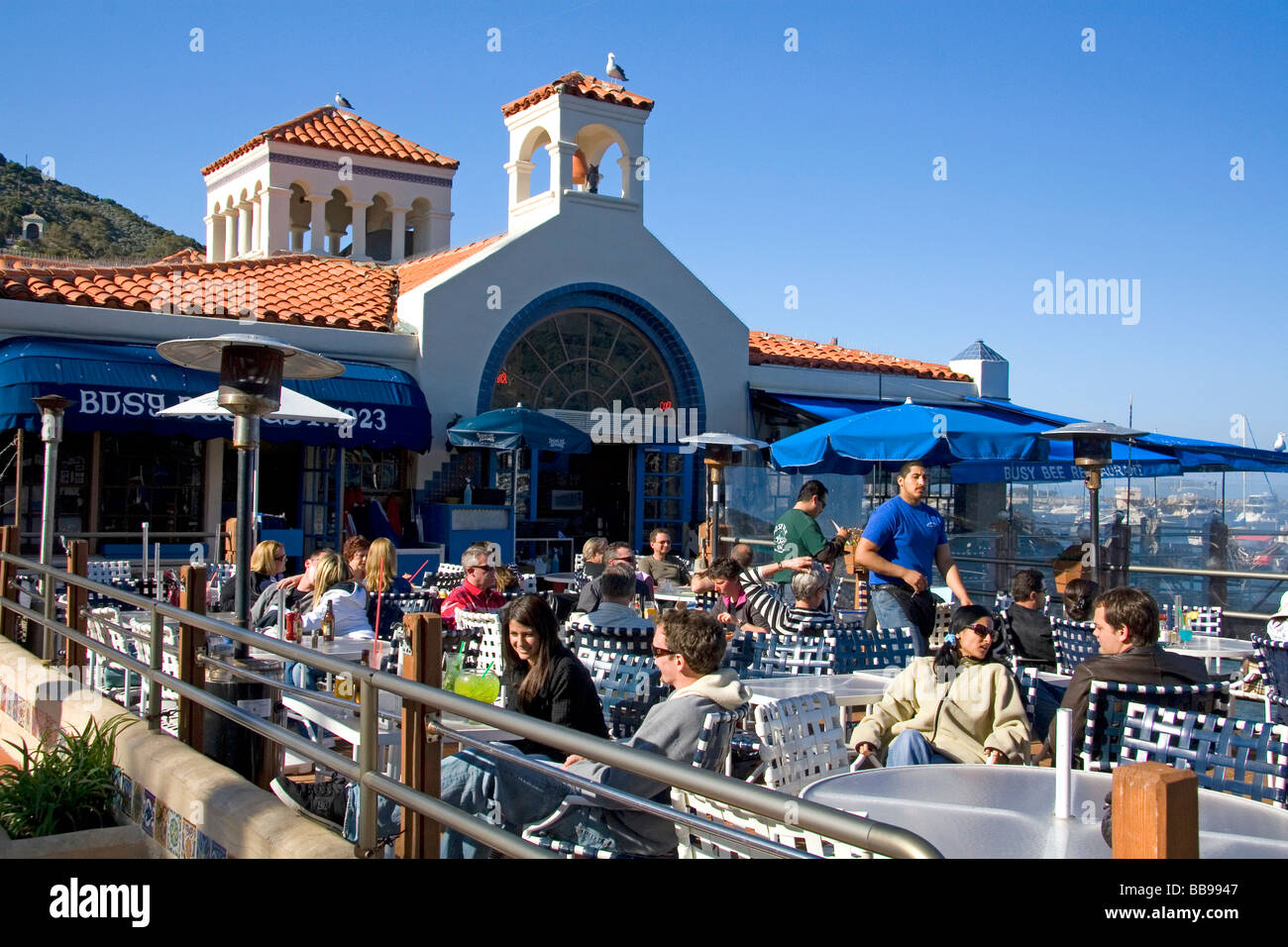Persone cenare all'aperto nella città di Avalon sull isola Catalina California USA Foto Stock