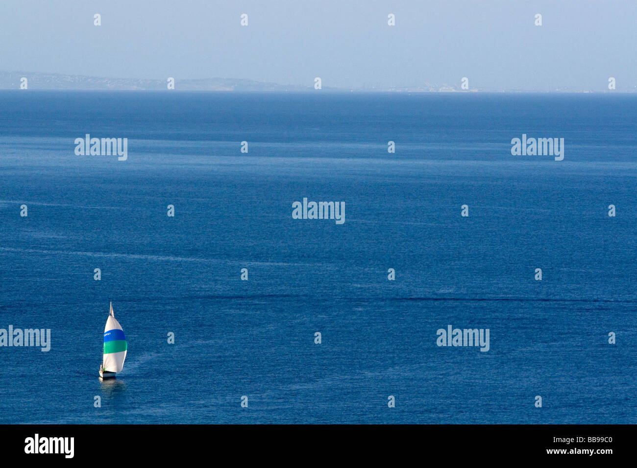 Barca a vela lasciando isola Catalina California USA Foto Stock