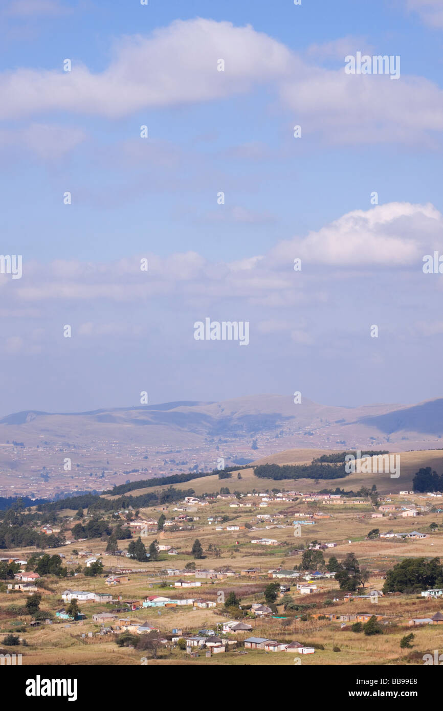 Rural Settlement Zulu sotto cieli africani nel sud del Drakensberg, Kwazulu Natal, Sud Africa. Foto Stock