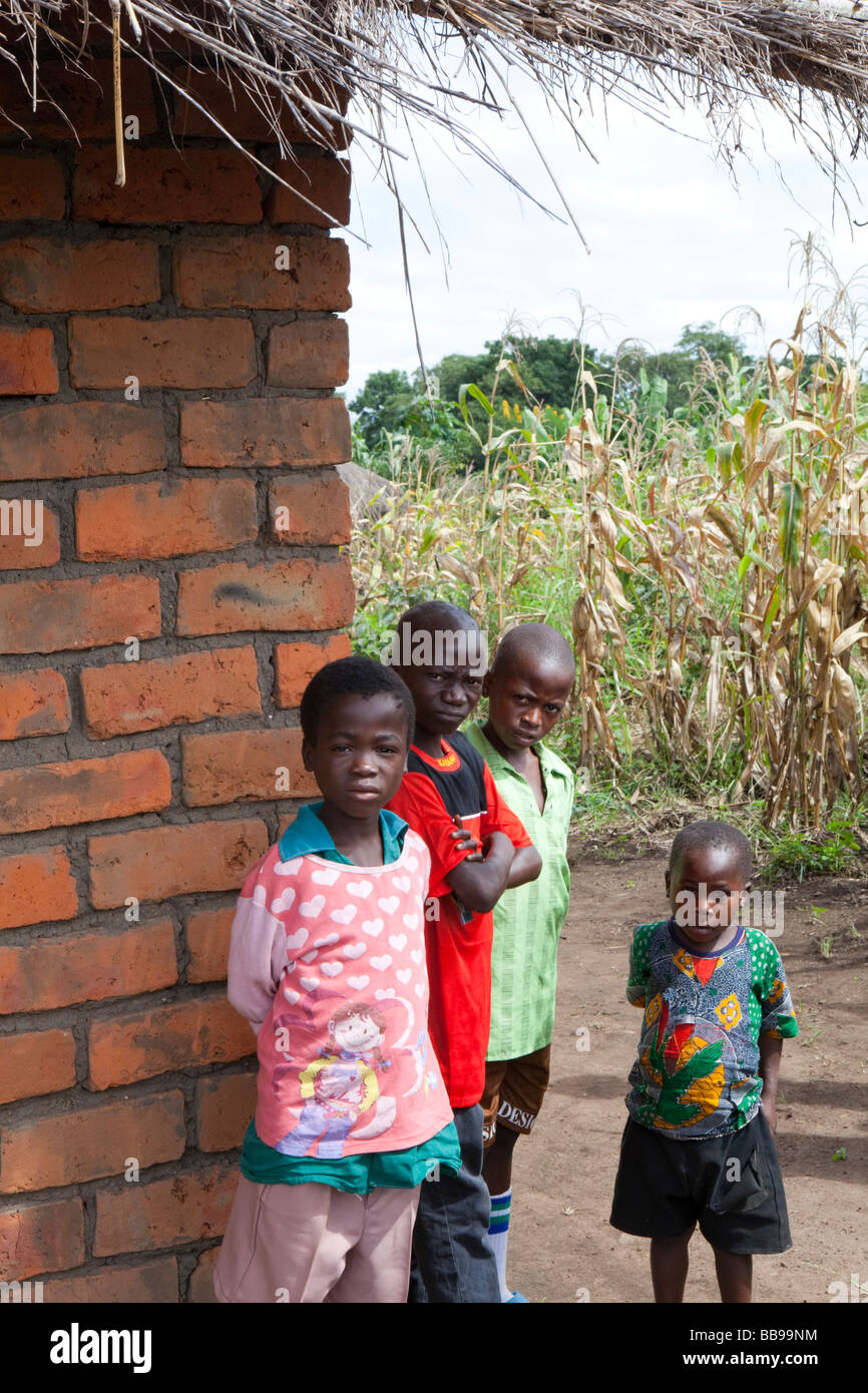 Un gruppo di ragazzi nel villaggio di Nyombe, Malawi, Africa Foto Stock
