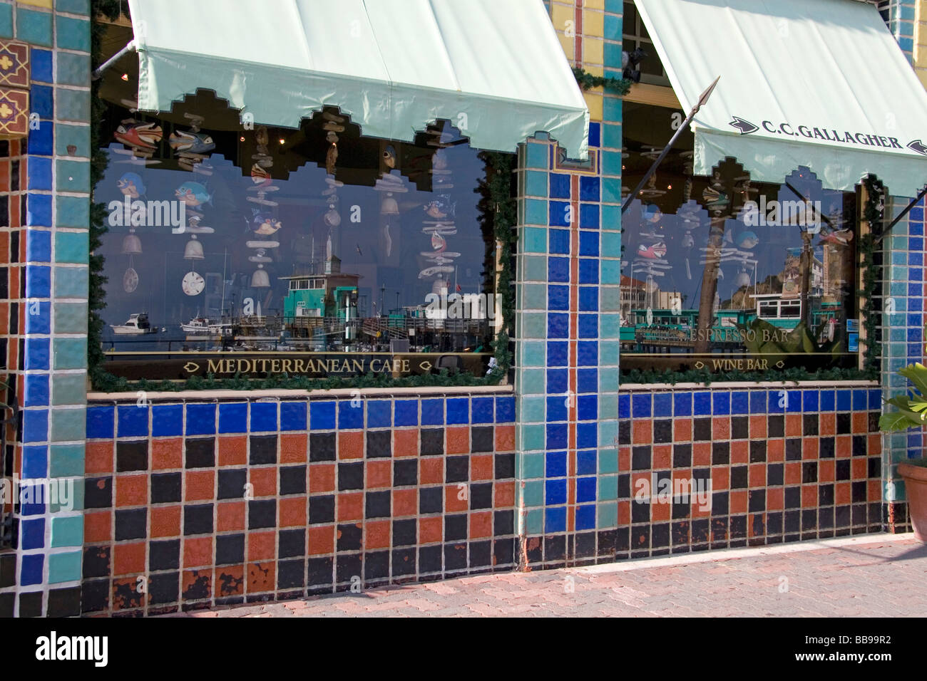 La riflessione di porto nel Mediterraneo Cafe windows nella città di Avalon sull isola Catalina California USA Foto Stock