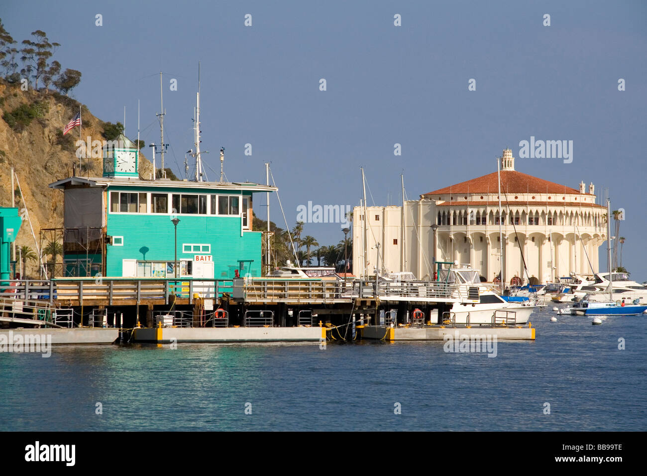 Catalina Casino e il verde del molo del porto di Avalon sull isola Catalina California USA Foto Stock