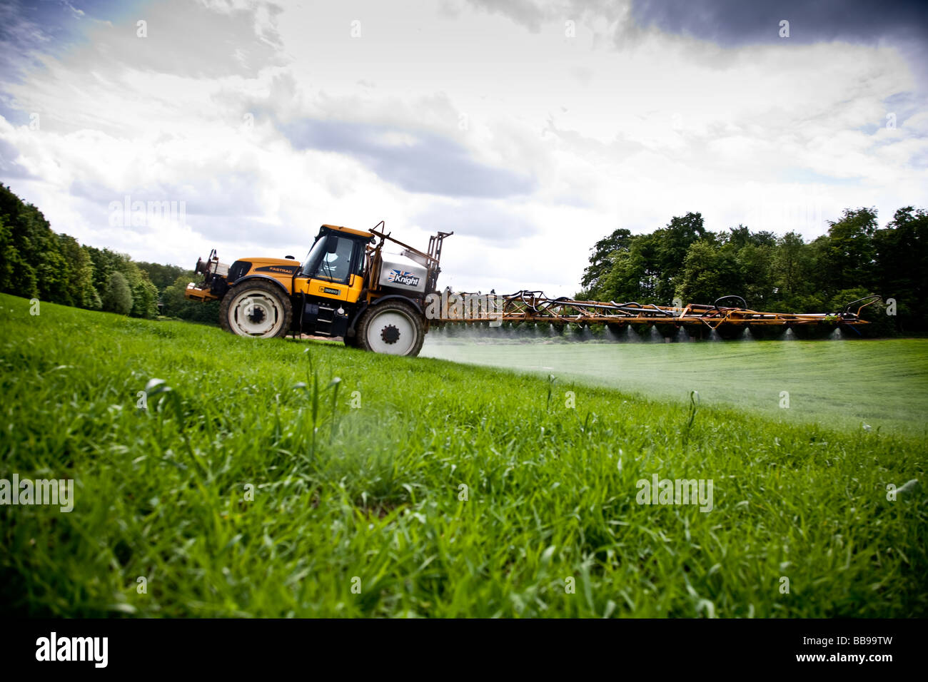 Un JCB Fastrac trattore e Knight irroratrice Weedkller spruzzatura su orzo primaverile Foto Stock