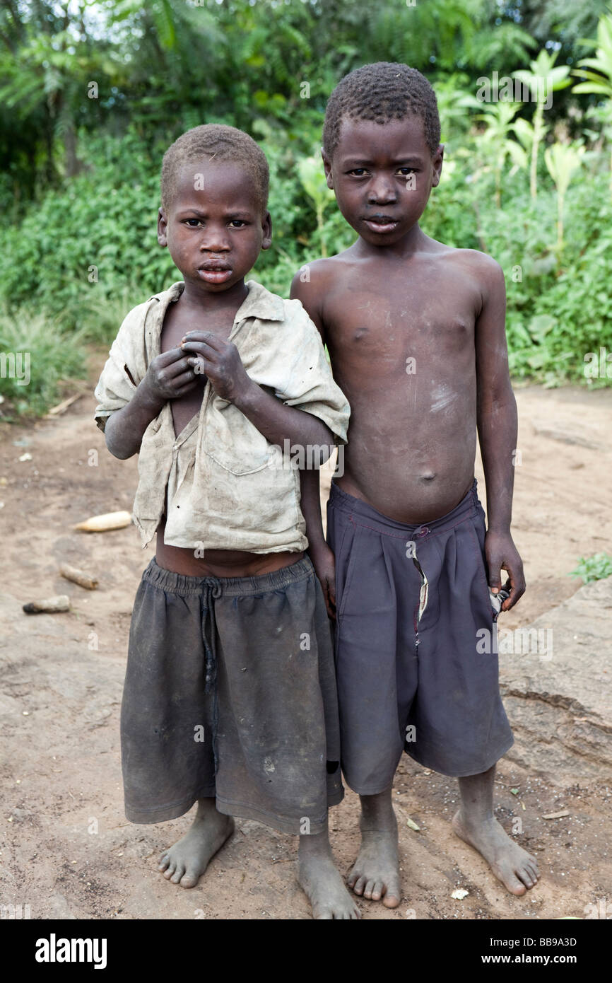 Due ragazzi nel villaggio di Nyombe, Malawi, Africa Foto Stock