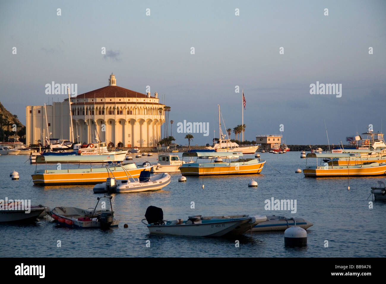 La mattina presto luce sul casinò di Catalina e Avalon Harbour sulla isola Catalina California USA Foto Stock