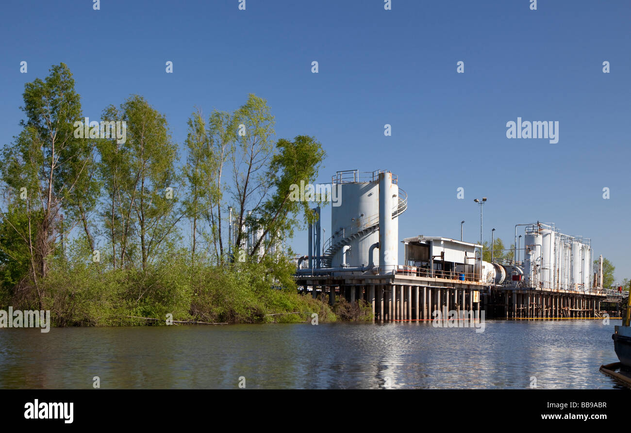 Il Bayou Sorrel Louisiana la produzione di petrolio e gas facility nel fiume Atchafalaya Basin palude Foto Stock