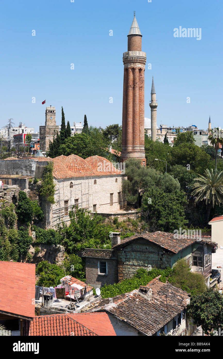 Vista dello Yivli Minare sui tetti di Kaleici, Antalya, Costa Mediterranea, Turchia Foto Stock