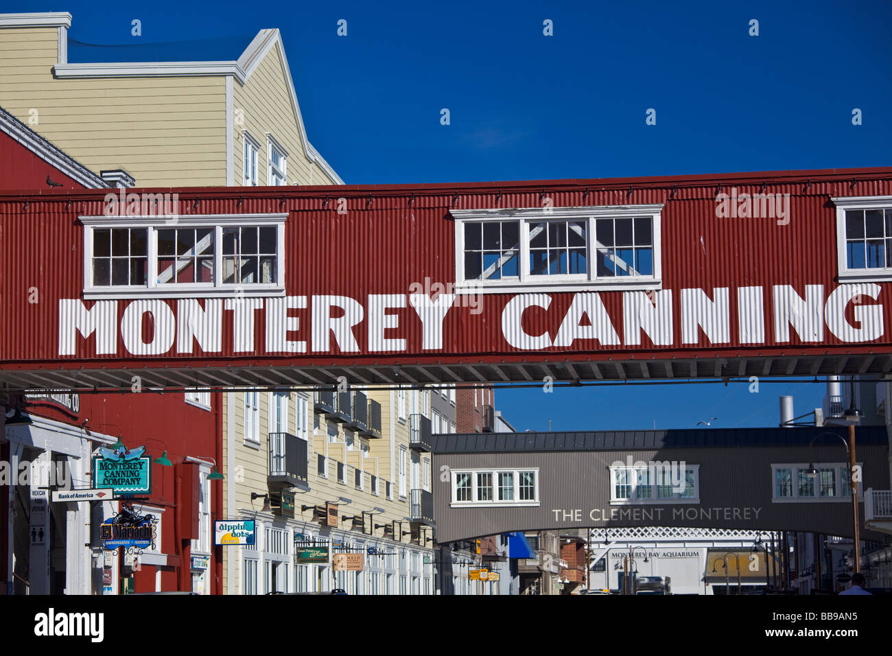 Monterey CA edifici storici e firmato skybridges spanning Cannery Row Foto Stock