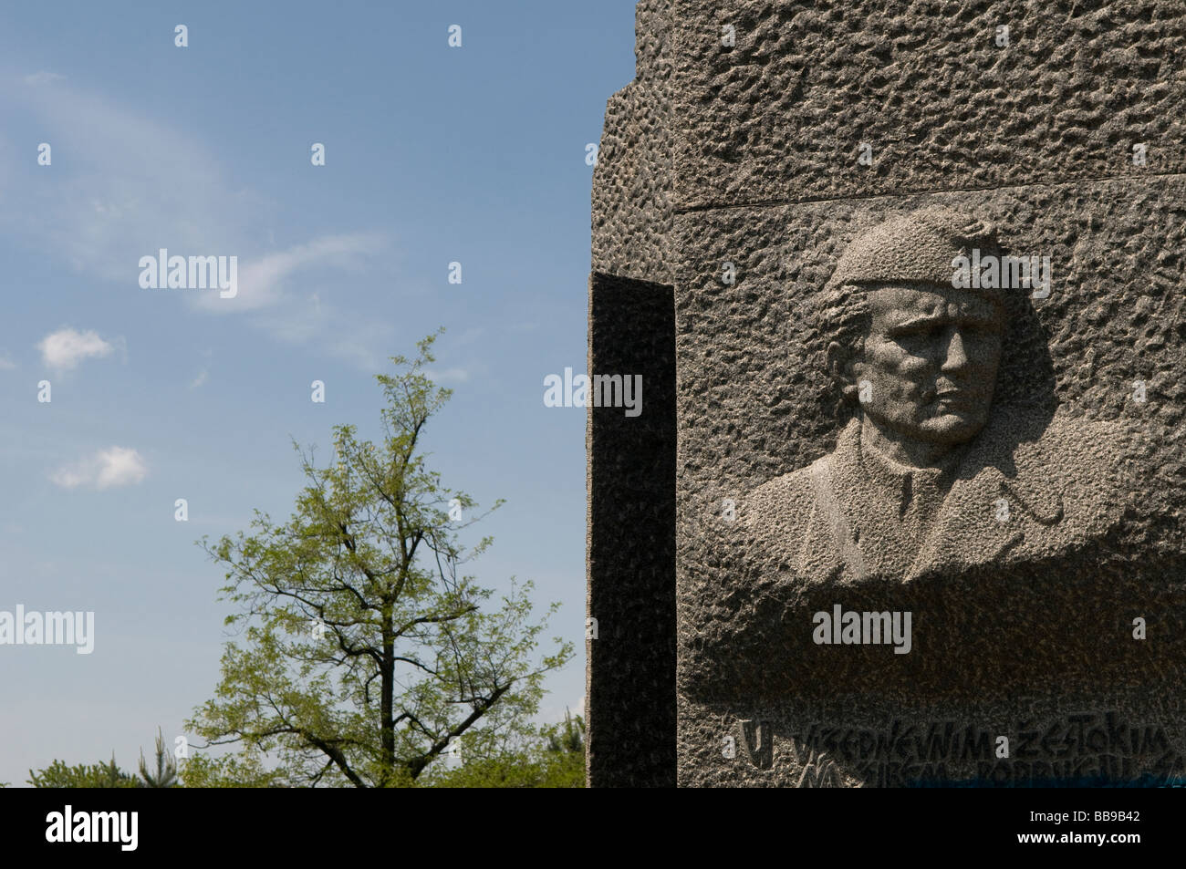Figura di Josip Broz comunemente noto come Tito incisa in un monumento nel Vraca Memorial Park dedicato alle vittime della seconda guerra mondiale a Sarajevo in Bosnia Foto Stock
