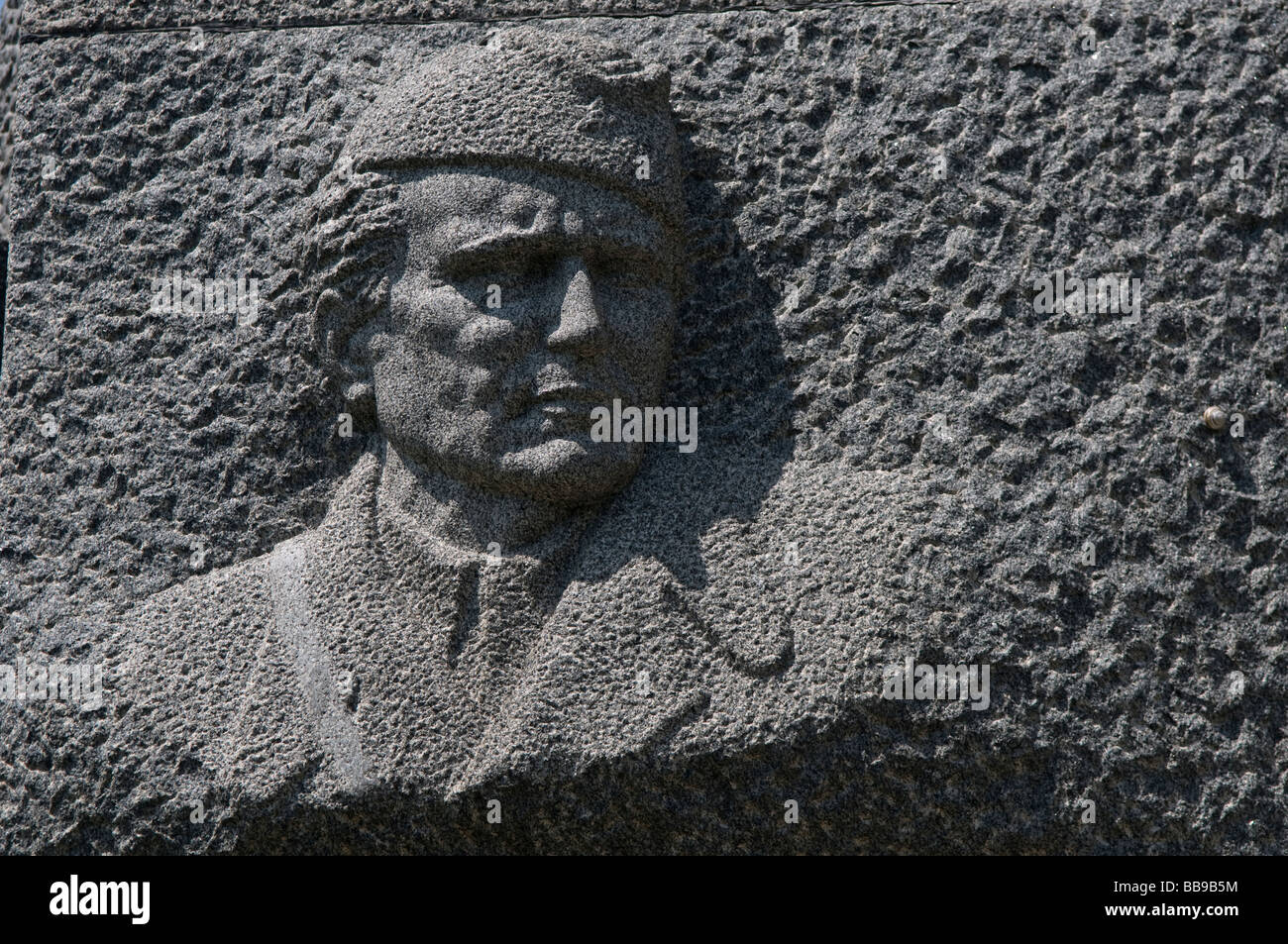 Figura di Josip Broz comunemente noto come Tito incisa in un monumento nel Vraca Memorial Park dedicato alle vittime della seconda guerra mondiale a Sarajevo in Bosnia Foto Stock