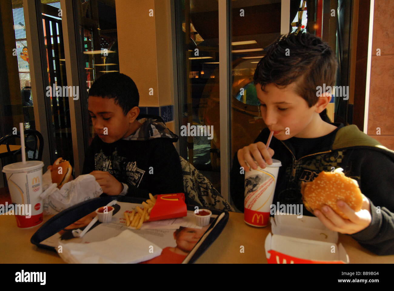 Ragazzi a McDonalds Foto Stock