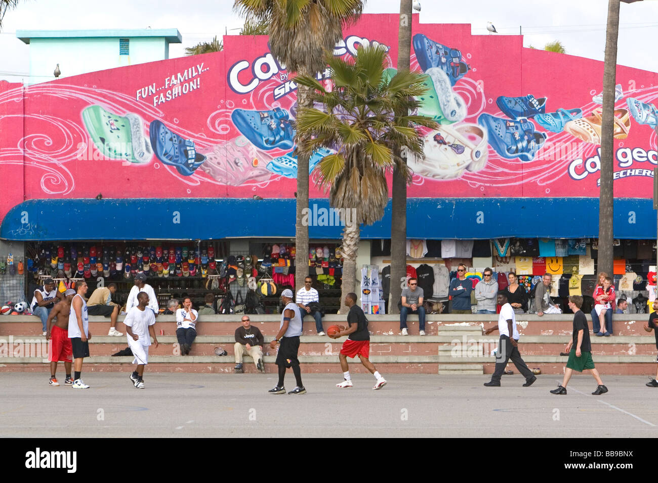 Persone e boardwalk spazio retail a Venice Beach Los Angeles California Foto Stock