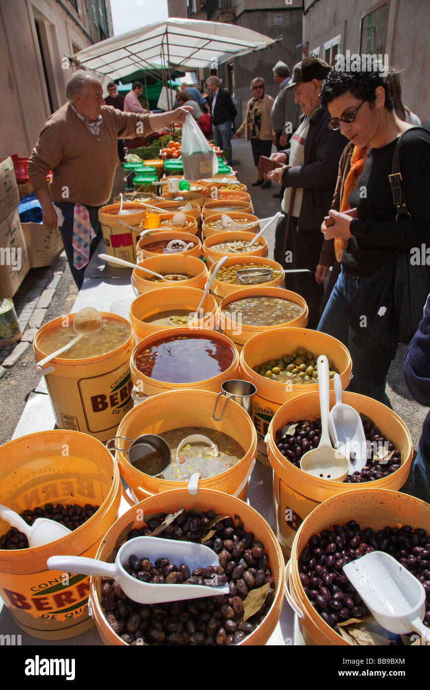 Pressione di stallo di mercato la vendita di olive e conserve alimentari Sineu Mallorca Spagna Spain Foto Stock