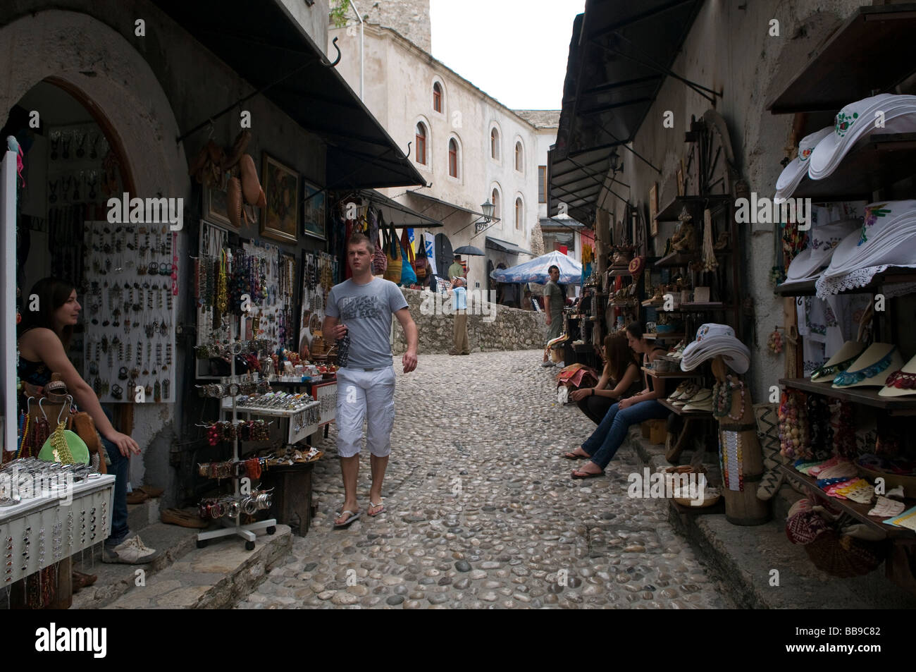 Un turista a piedi lungo i negozi di souvenir presso il vecchio mercato della città di Mostar una città nel sud della Bosnia ed Erzegovina Foto Stock