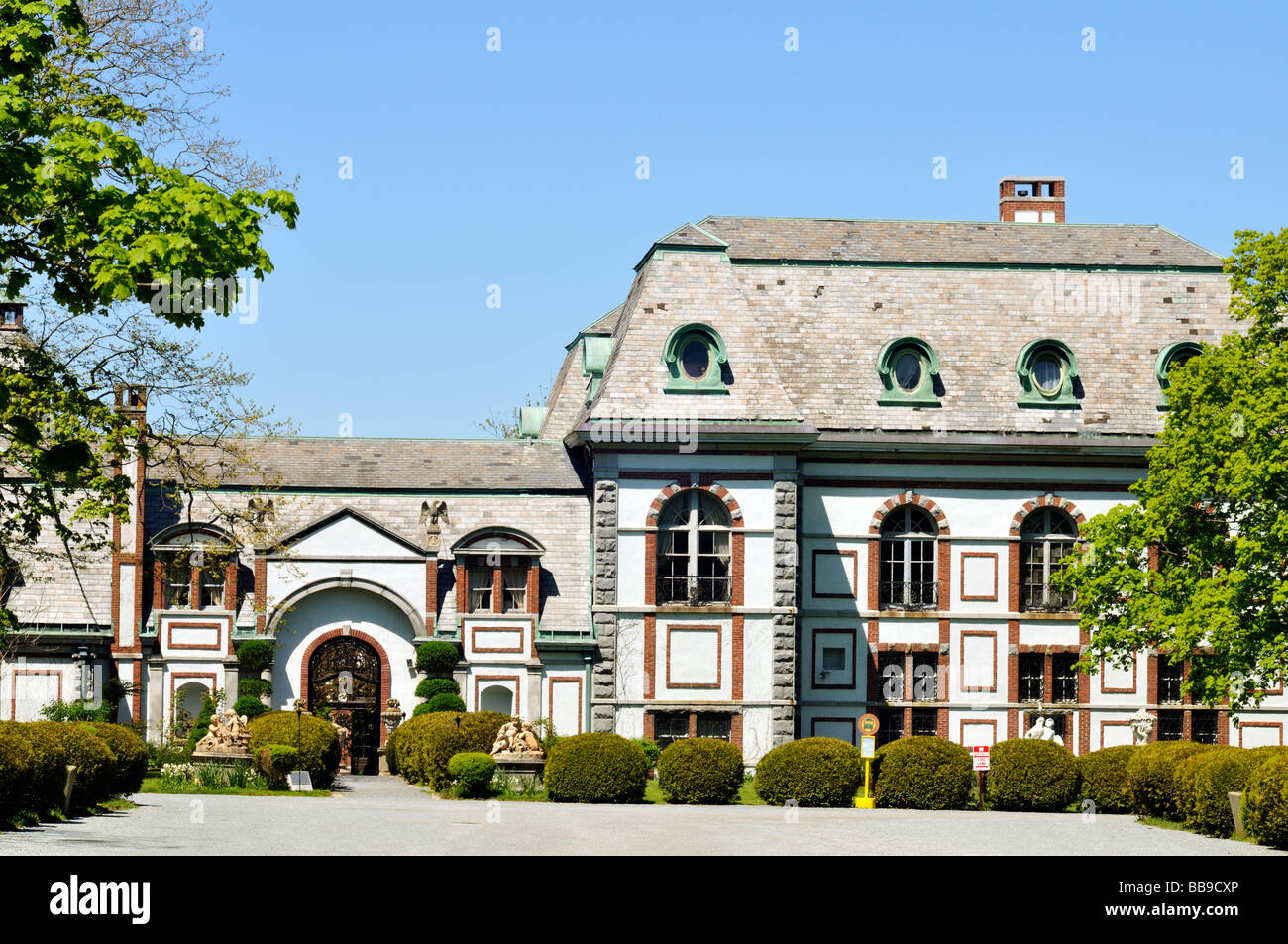 Parte anteriore esterna del castello di Belcourt mansion su Bellevue Avenue a Newport Rhode Island Foto Stock