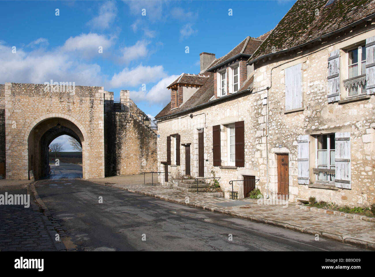 Ingresso Nord e case Rue de Jouy superiore di Provins Seine et Marne Francia Foto Stock