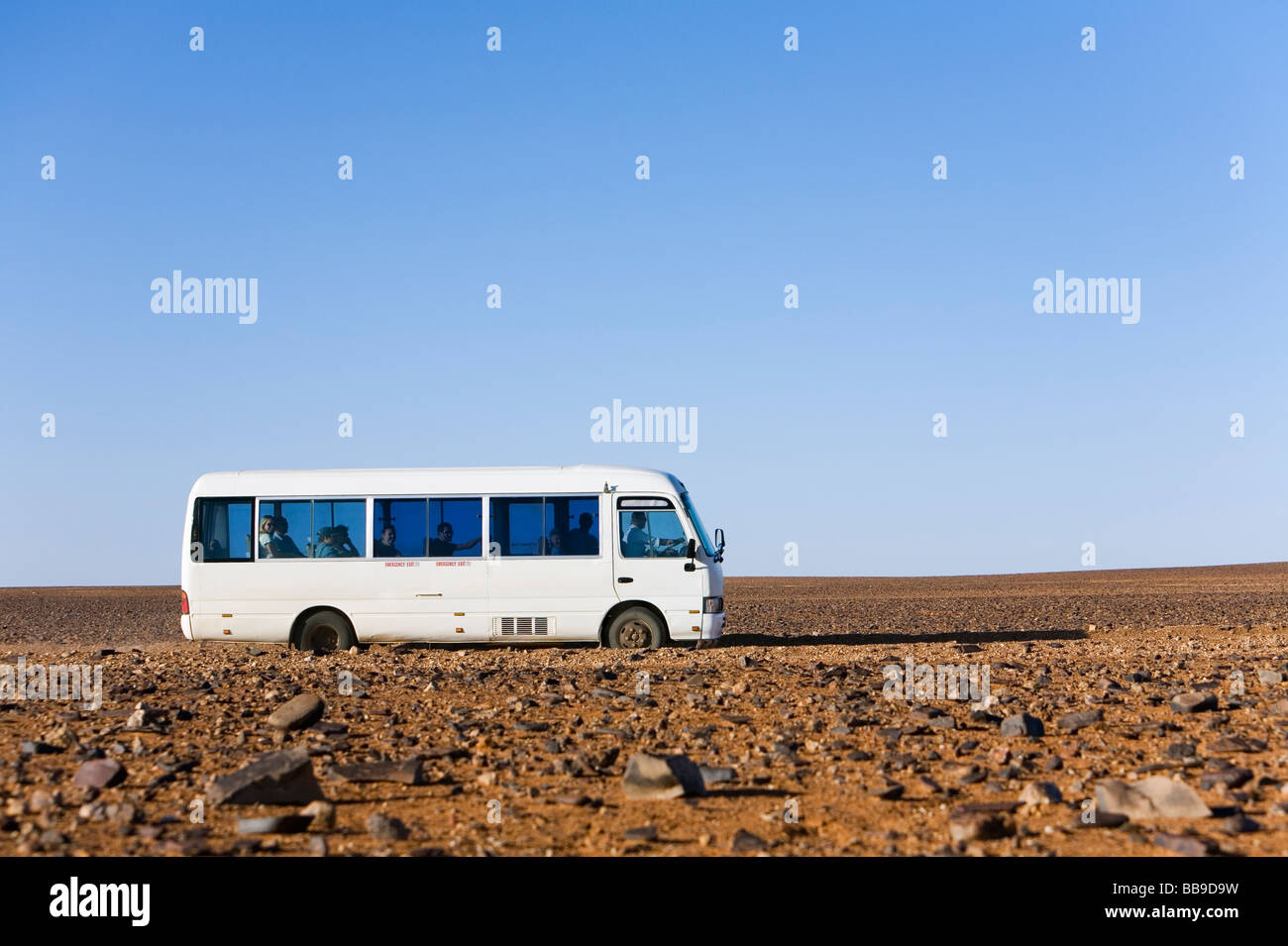 Un minibus attraversa il Lunar-come il paesaggio del deserto del Moon Plain. Coober Pedy, South Australia, Australia Foto Stock