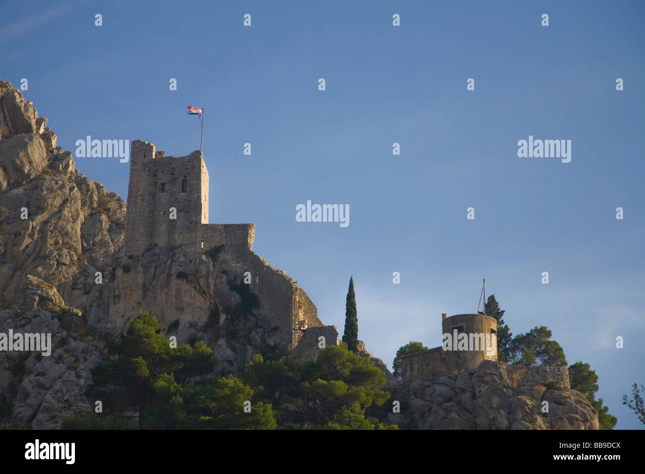 Fortezza difensiva con bandiera croata sulla montagna in estate sole Omis Dalmazia Croazia Dalmazia Foto Stock