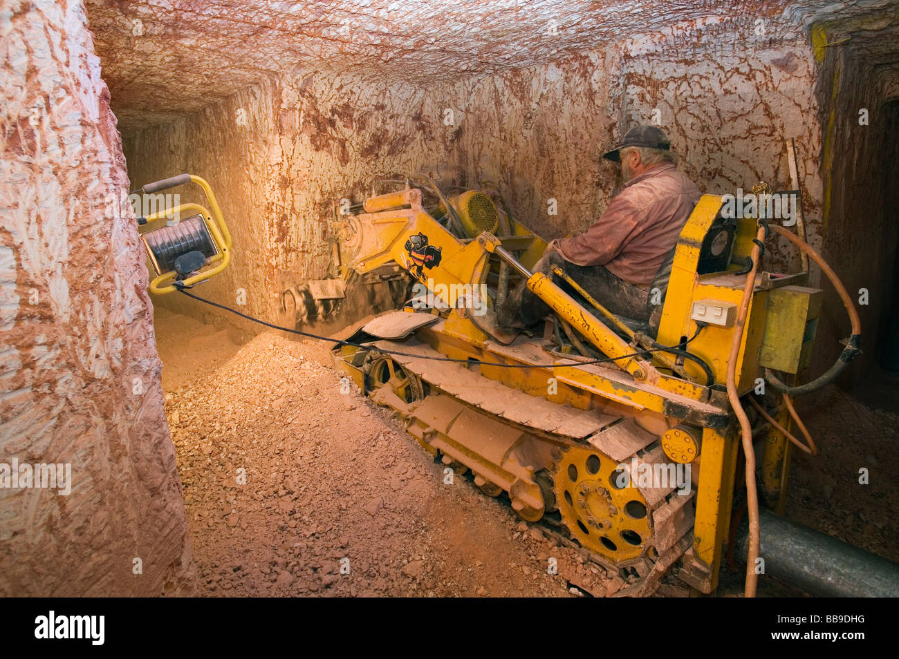 Macchina di tunneling su un drive (lo scavo di un tunnel orizzontale) lungo la linea di giunzione di opale. Coober Pedy, South Australia, Australia Foto Stock