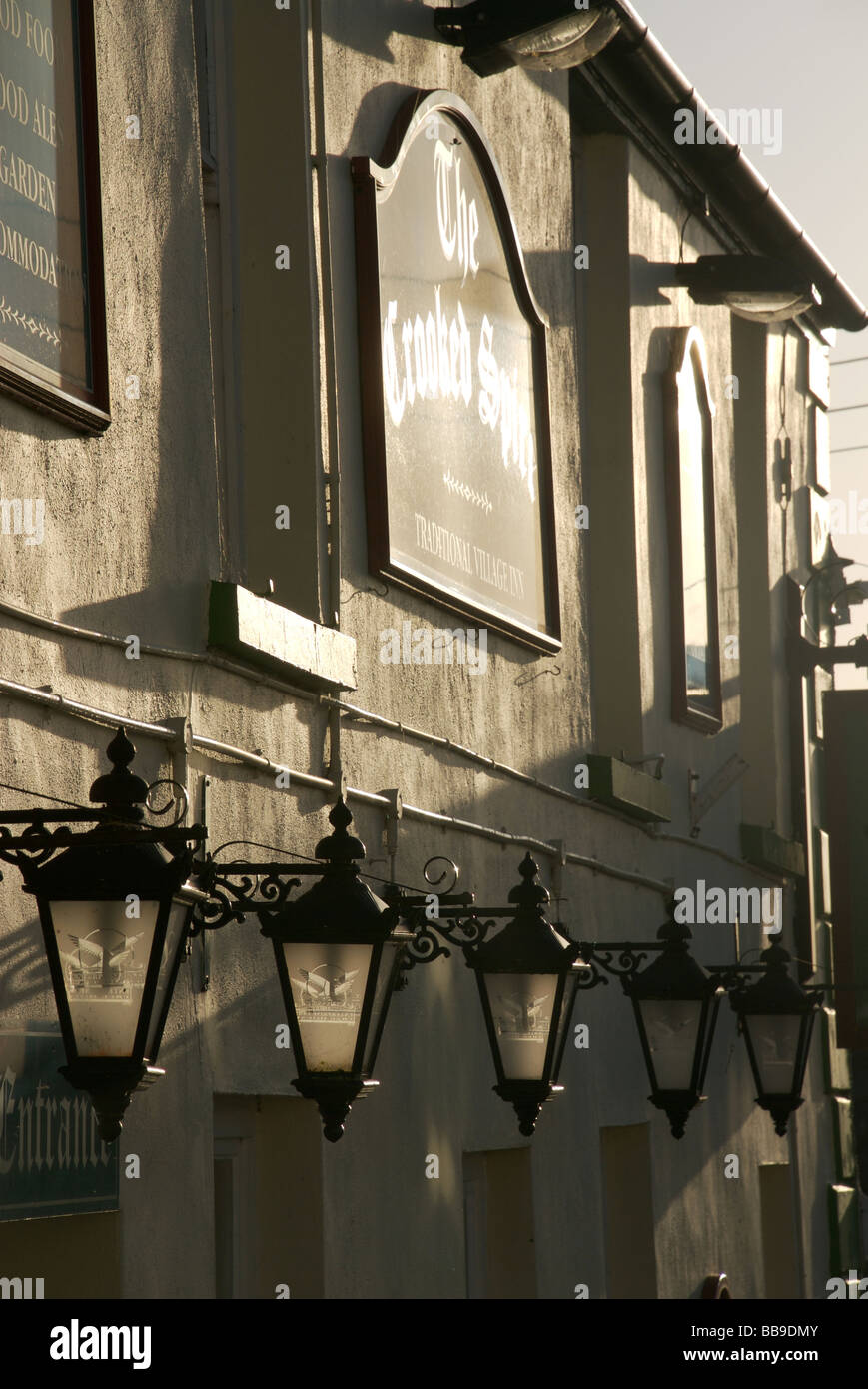 La facciata di pub e lampade in luce del sole di mattina, Devon, Regno Unito Foto Stock