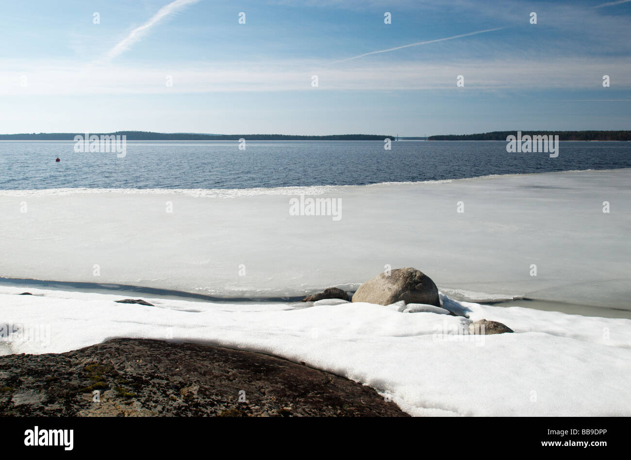 Meting ghiaccio sulla riva del lago, Paijanne, Finlandia Foto Stock