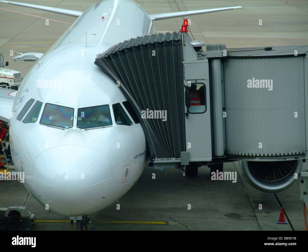 Airbus A320 piano su asfalto con ponte di imbarco all'aeroporto internazionale di Dusseldorf Foto Stock