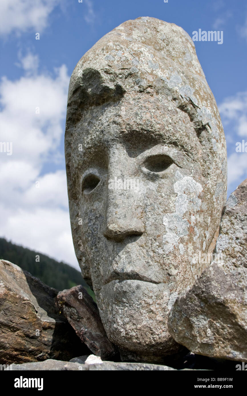 Una scultura in pietra di una faccia del Galloway Forest Park. Foto Stock
