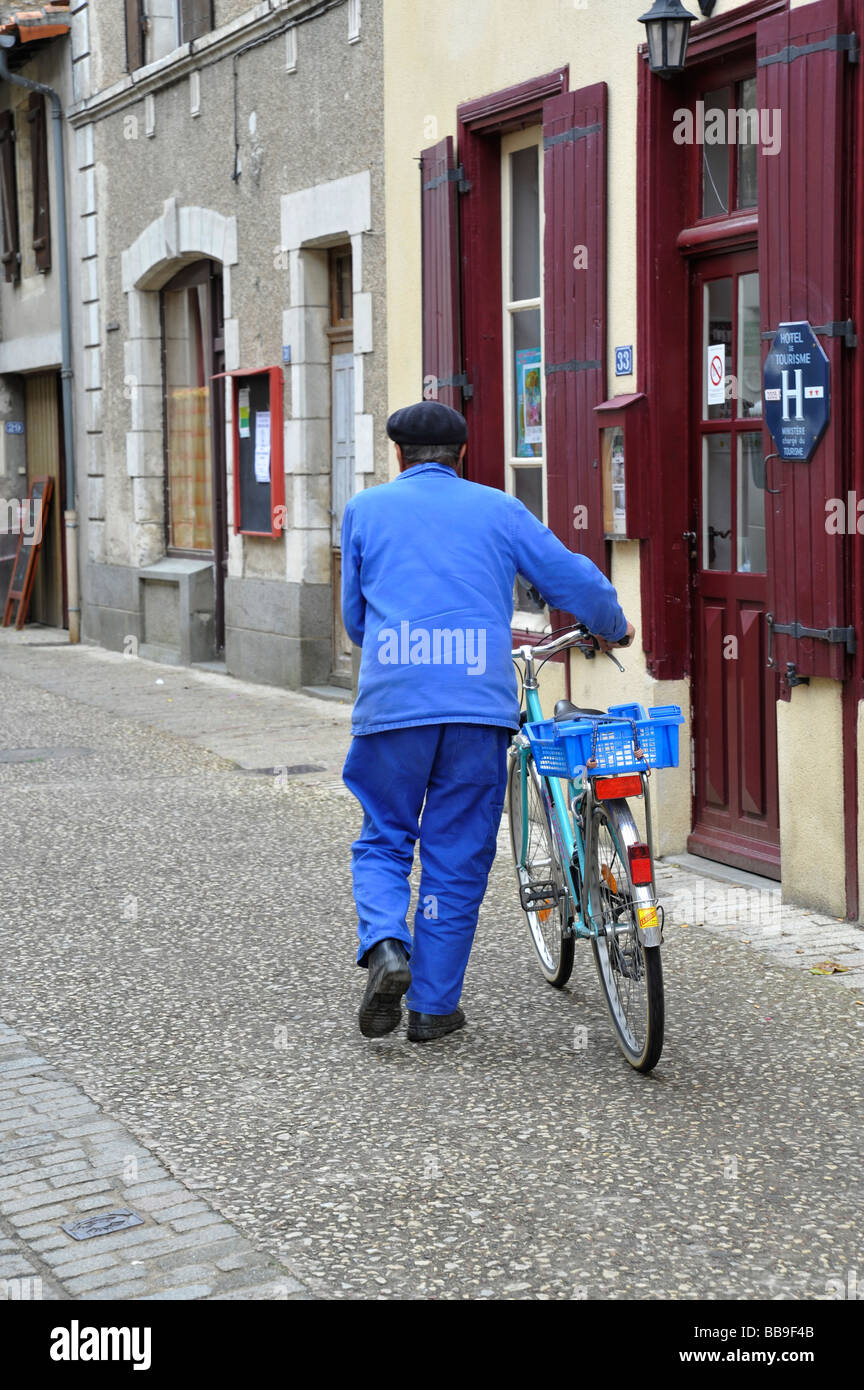 Uomo francese e la sua bicicletta, indossando un berretto francese Foto Stock