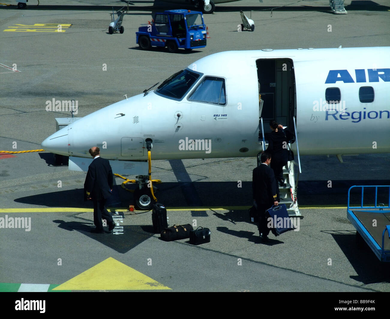 Embraer ERJ-145 jet regionale della società regionale (battenti per Air France) sul parcheggio a Lione all'Aeroporto Saint Exupery Foto Stock