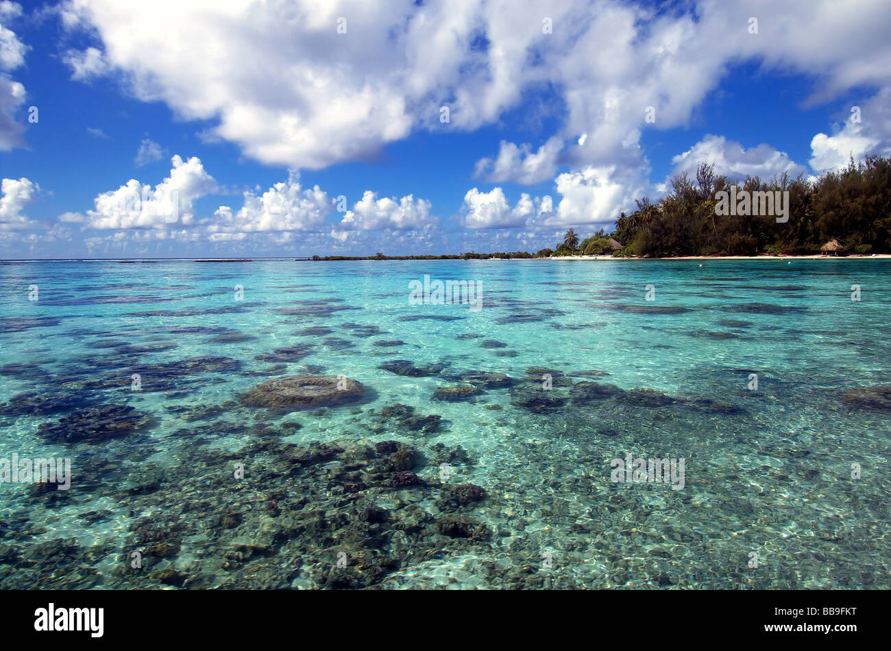 Barriere coralline e le isole della laguna che circonda l'isola di Moorea, Tahiti, Polinesia Francese Foto Stock