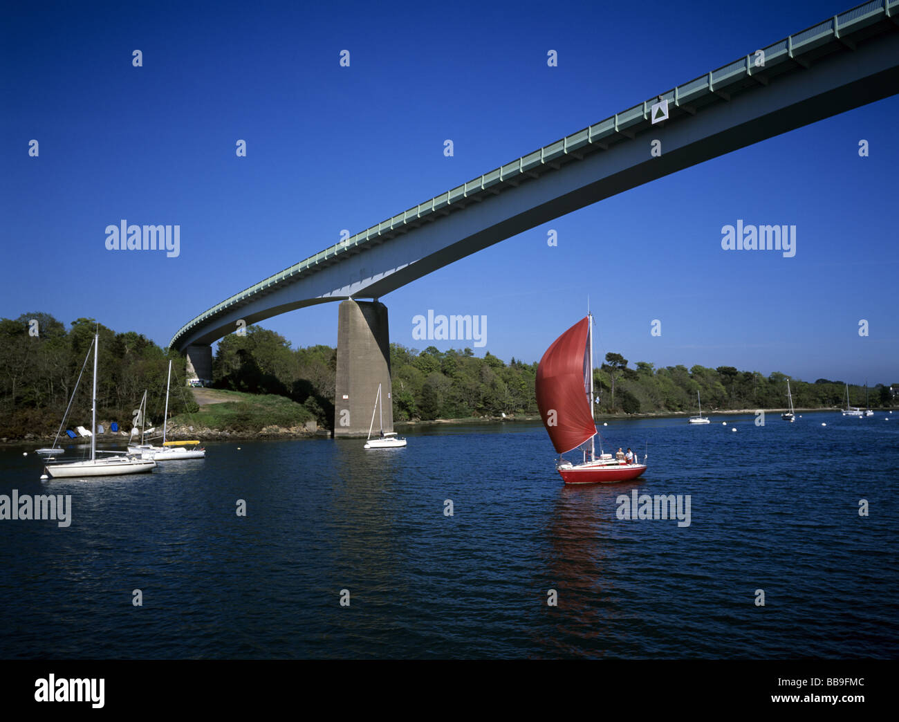 6x4.5cm Francia Bretagna Benodet town, l'Odet river bridge yacht dispiegare spinnaker Foto Stock