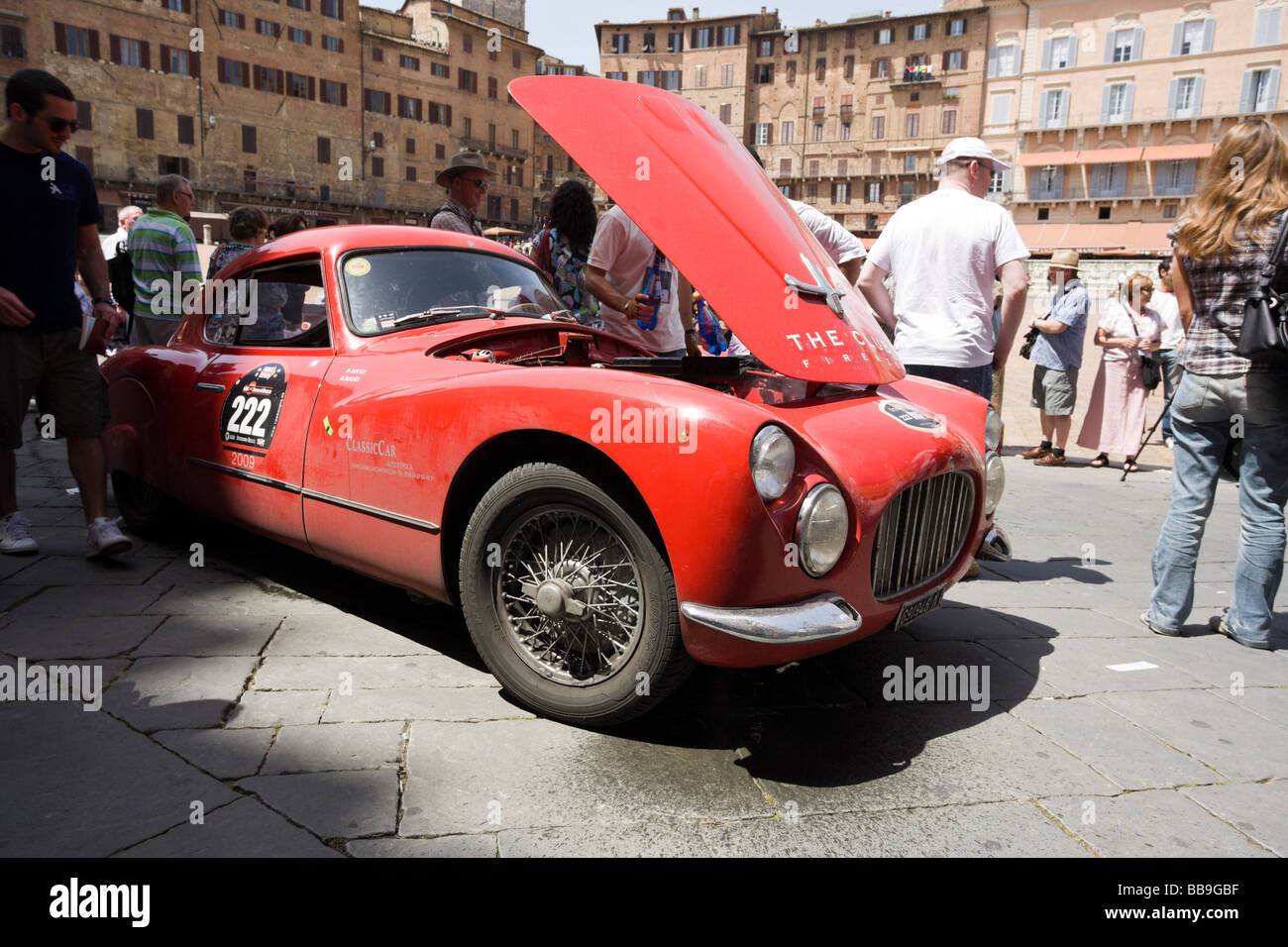 FIAT 8V avente guasto durante l'arrivo a Siena della Mille Miglia rally 2009 Foto Stock